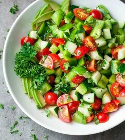 wahlweise Dressings: Essig-Öl Oliven Essig-Öl Joghurt Dressing Granatapfel Dressing